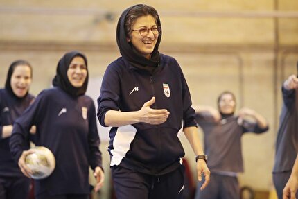 Iran Women’s Futsal Coach Joins National Water Conservation Campaign
