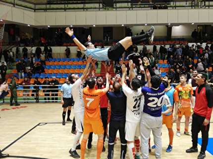 خداحافظی داور فوتسال در دیدار گیتی پسند و مس سونگون ورزقان