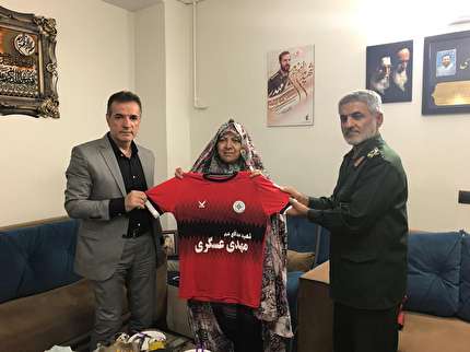 دیدار رییس سازمان لیگ فوتسال کشور با مادر شهیدان عسگری