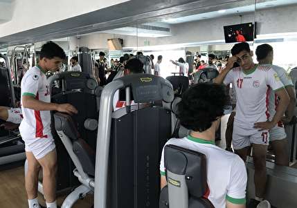 تمرين صبحگاهى بازيكنان تيم اميد در سالن وزنه