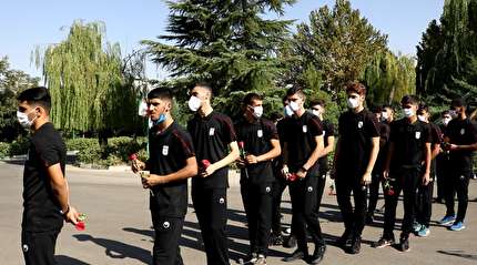 گلباران تمثال شهدای جامعه فوتبال و ادای احترام به مربی فقید نوجوانان و جوانان ایران توسط ملی پوشان جوان