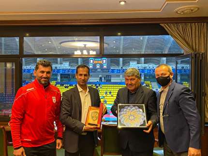 اهدای لوح یادبود به نایب رییس فدراسیون ازبکستان