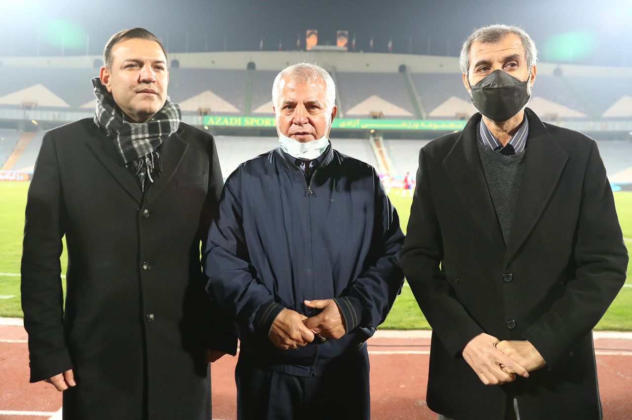 حضور رییس فدراسیون در دیدار دوستانه منتخب 98 و سرخابی ها حضور رییس فدراسیون در دیدار دوستانه منتخب 98 و سرخابی ها