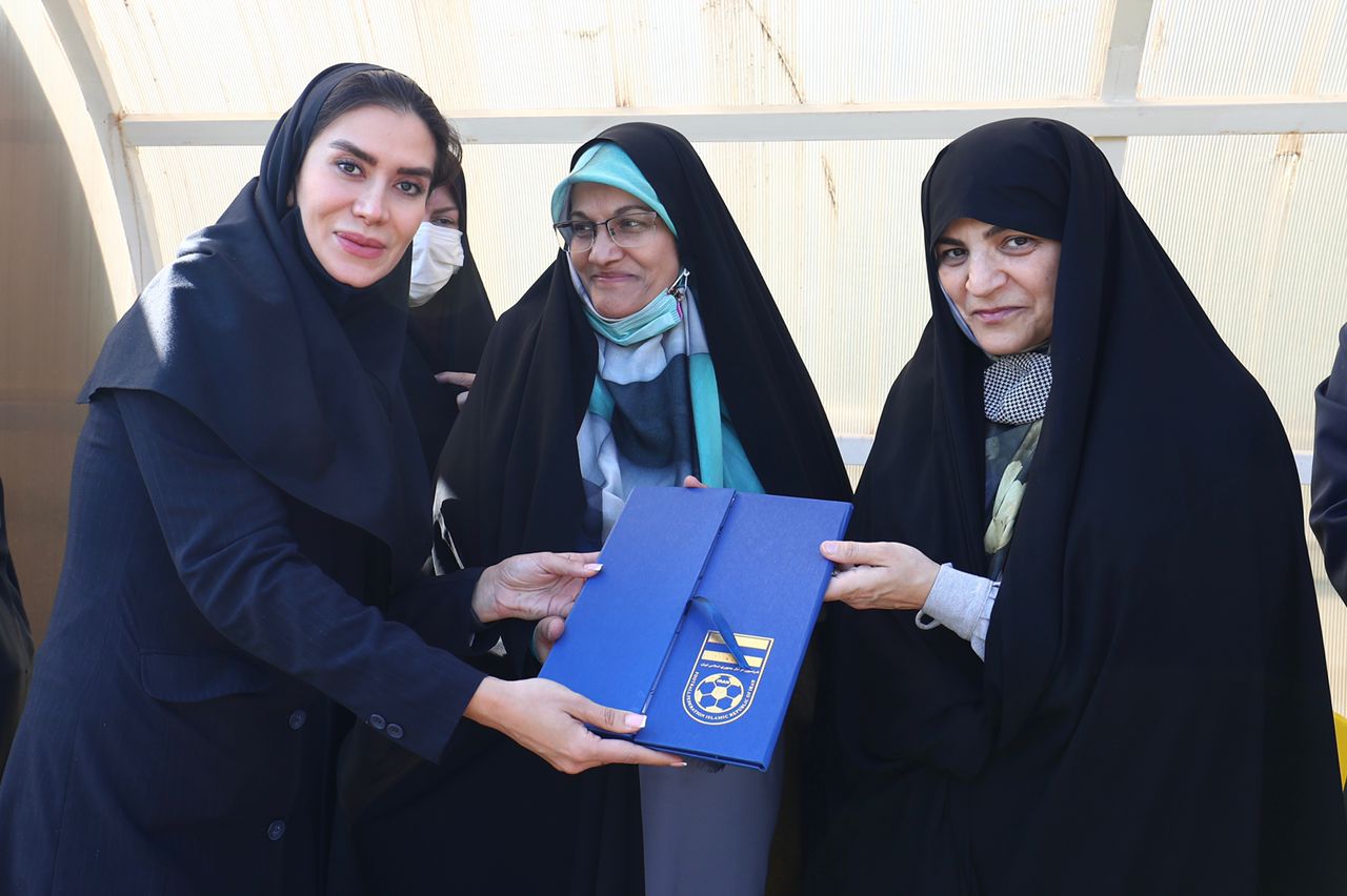 حضور نمایندگان مجلس شورای اسلامی در جمع ملی پوشان بانوان حضور نمایندگان مجلس شورای اسلامی در جمع ملی پوشان بانوان