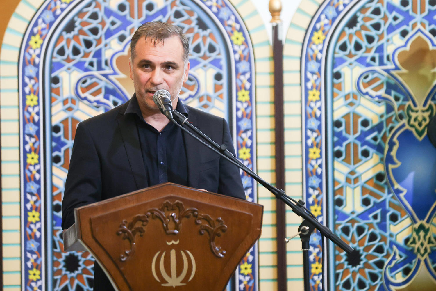 پیراهن شماره 8 تیم ملی به رئیس جمهور اهدا شد پیراهن شماره 8 تیم ملی به رئیس جمهور اهدا شد