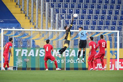 پایان نیمه نخست دیدار ایران و اروگوئه