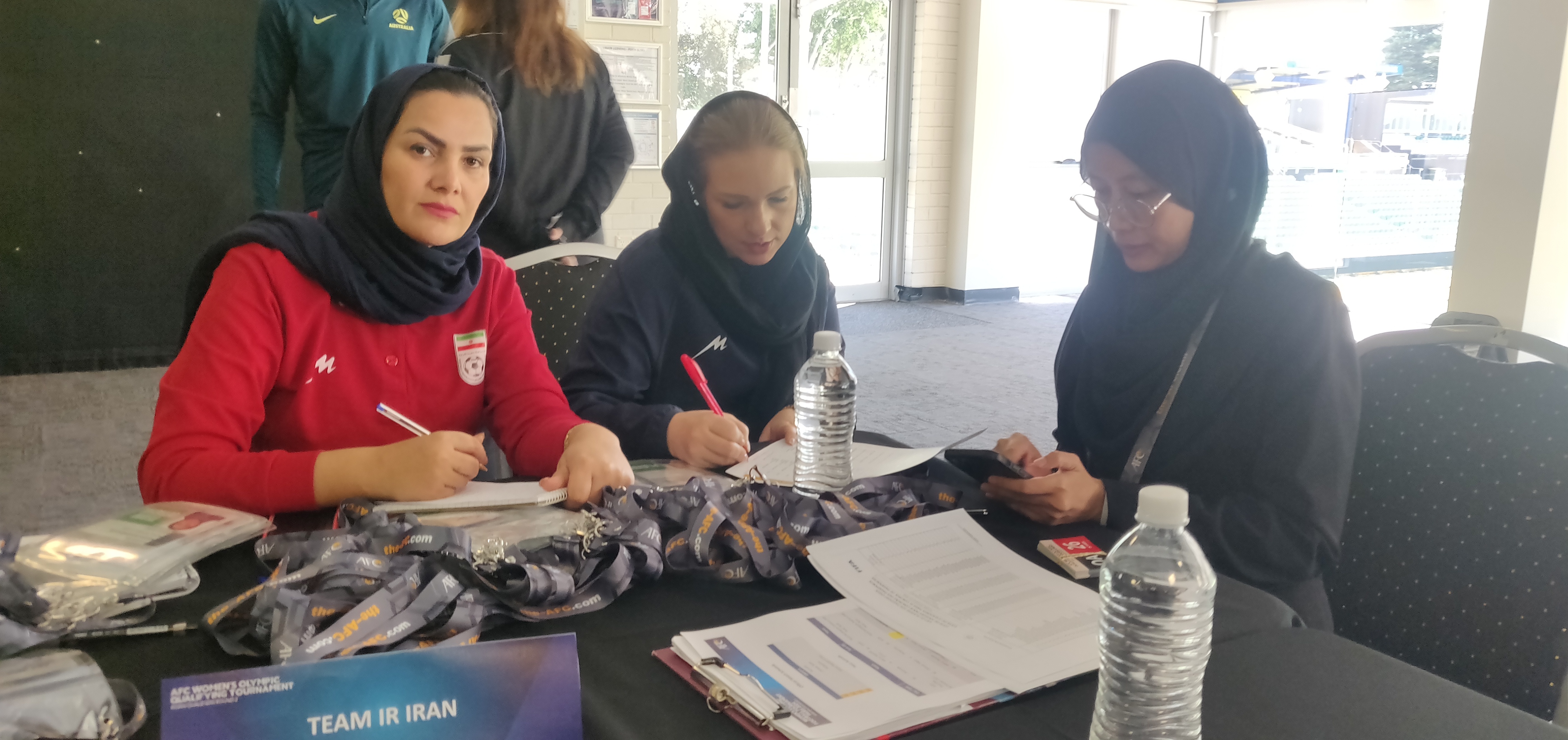 ایران برابر میزبان قرمز می پوشد ایران برابر میزبان قرمز می پوشد