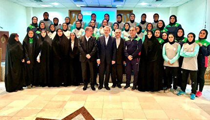 دیدار کاروان تیم ملی فوتبال بانوان با رئیس مجلس شورای اسلامی و سفیر ایران در قطر