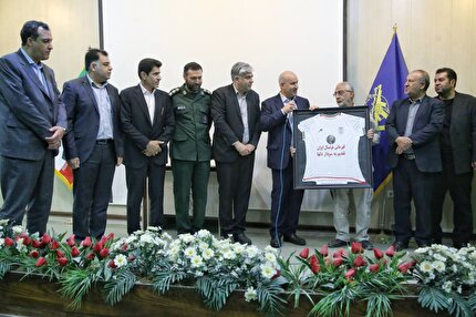 پیراهن تیم ملی فوتسال ایران به موزه دفاع مقدس اهدا شد 
