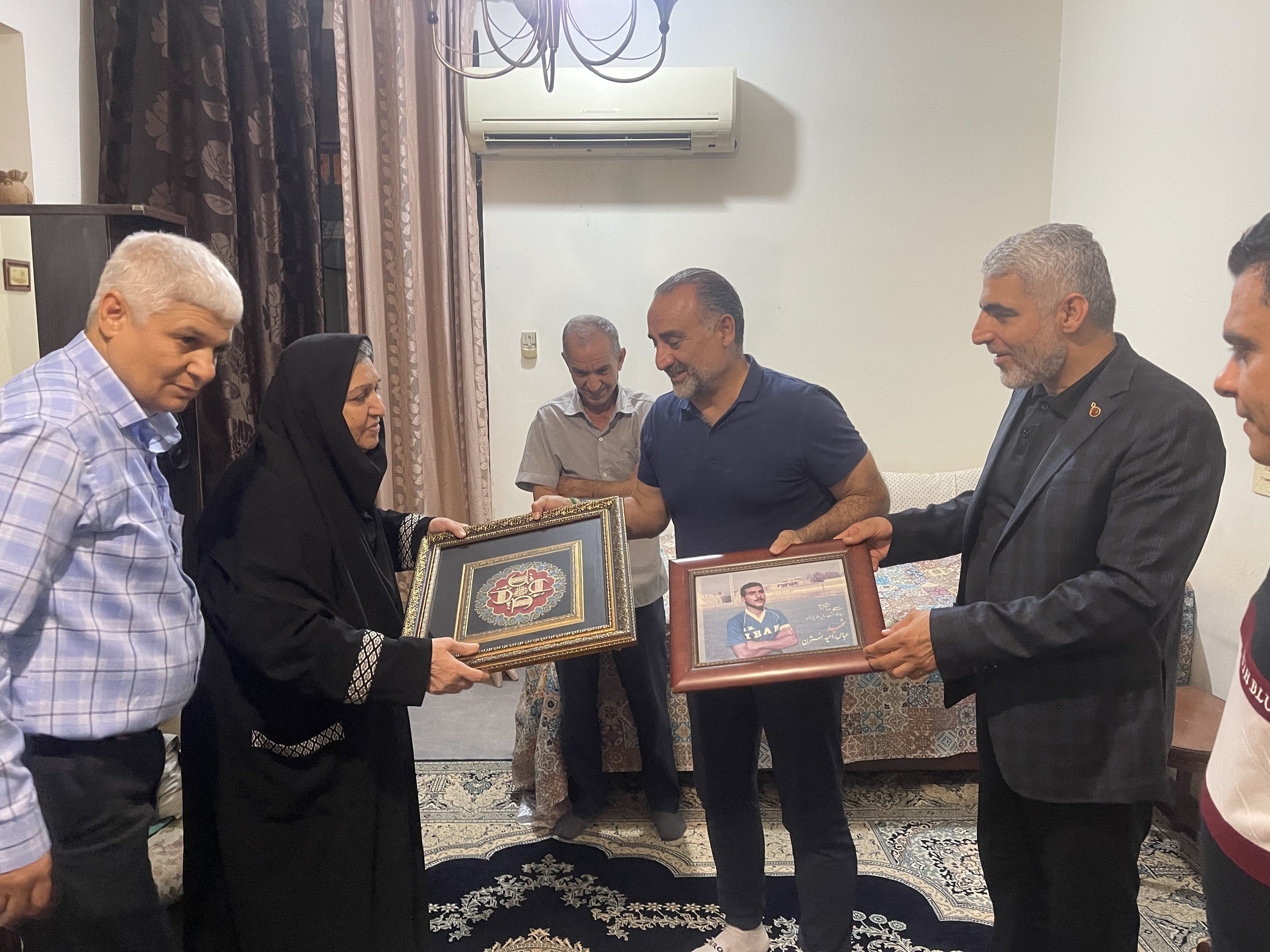 تقدیر سرمربی تیم ملی جوانان از خانواده شهید امید نسترن تقدیر سرمربی تیم ملی جوانان از خانواده شهید امید نسترن