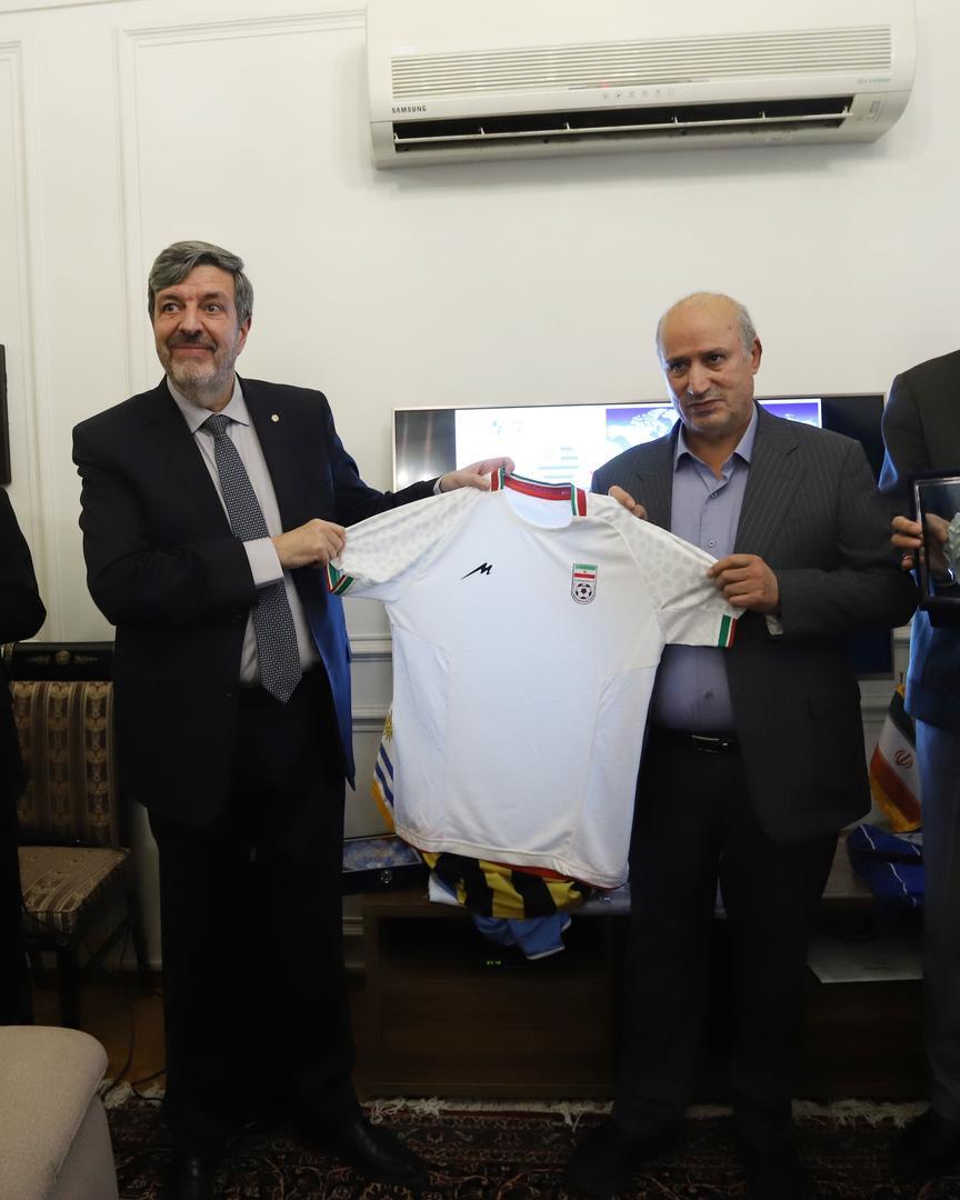 دیپلماسی فوتبال در سفارت اروگوئه دیپلماسی فوتبال در سفارت اروگوئه