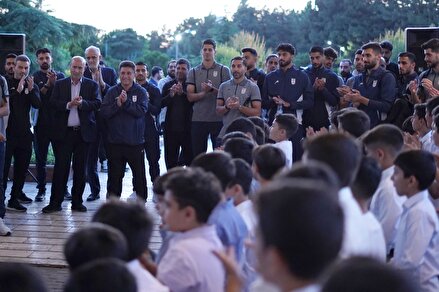 سرود غدیر فوتبالیست های نونهال آکادمی شهید هادی با حضور ریاست فدراسیون نایب رئیس اول سرمربی تیم ملی و بازیکنان سرود غدیر فوتبالیست های نونهال آکادمی شهید هادی با حضور ریاست فدراسیون نایب رئیس اول سرمربی تیم ملی و بازیکنان