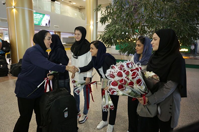 گزارش تصویری از ورود تیم ملی فوتبال بانوان به مشهد گزارش تصویری از ورود تیم ملی فوتبال بانوان به مشهد