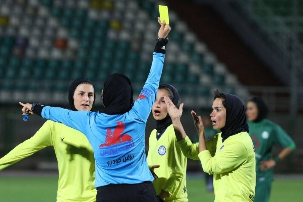 آغاز دوره دانش افزایی داوران و کمک داوران لیگ های فوتبال بانوان آغاز دوره دانش افزایی داوران و کمک داوران لیگ های فوتبال بانوان