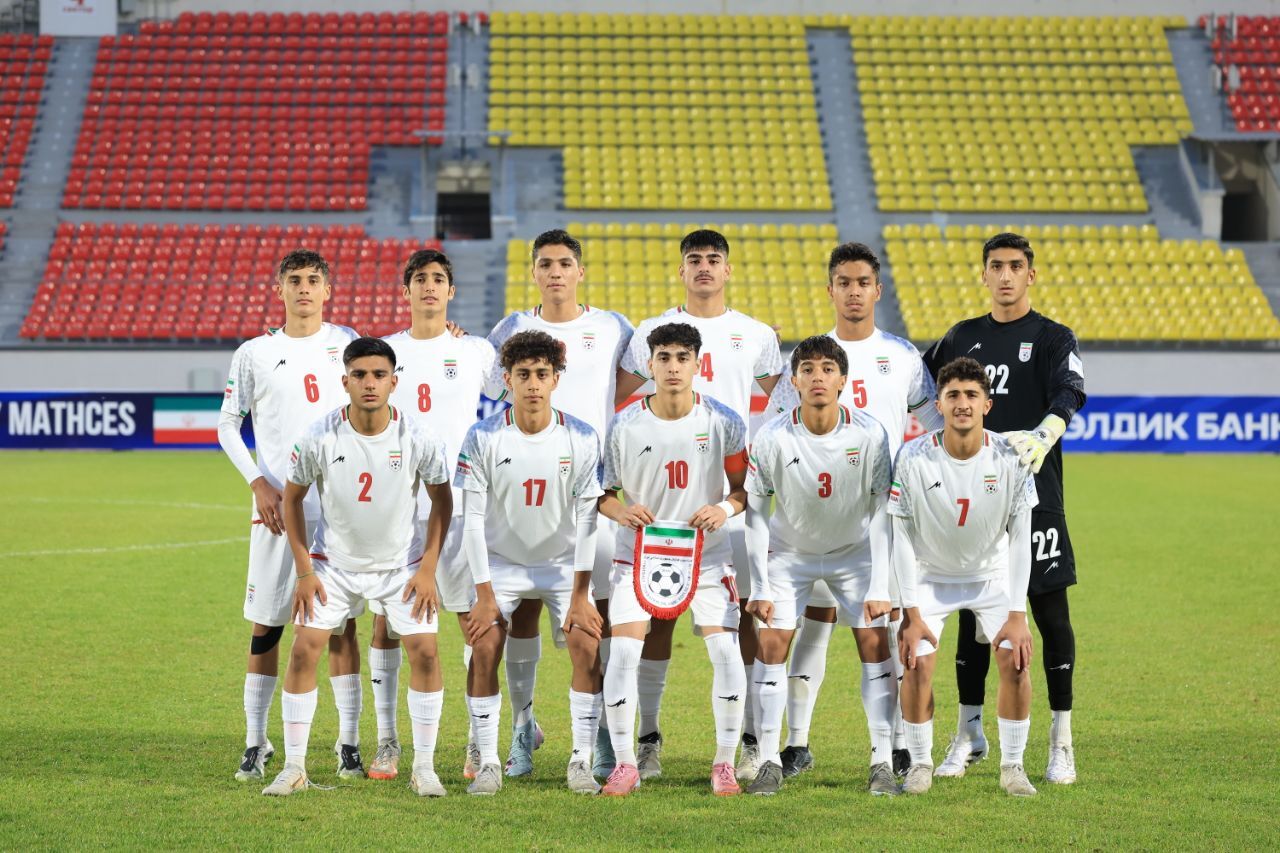 نوجوانان ایران میزبان خود را گلباران کردند نوجوانان ایران میزبان خود را گلباران کردند