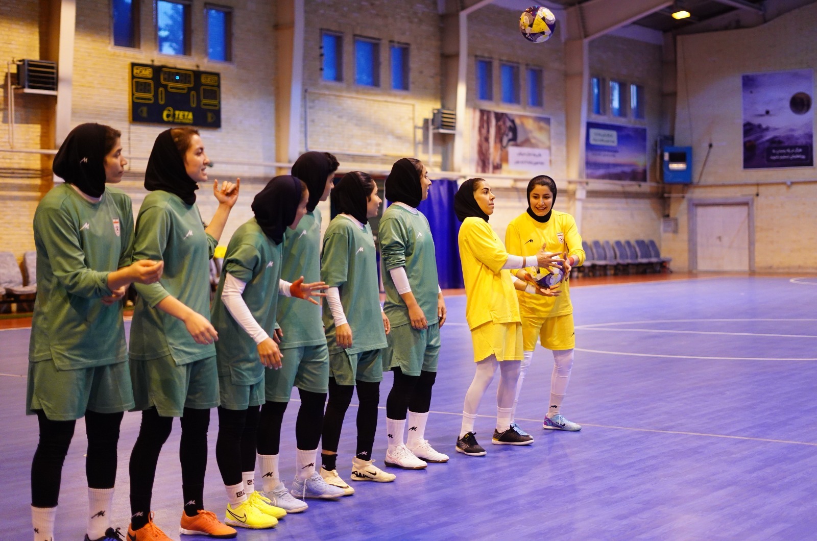 تمرین ملیپوشان فوتسال بانوان با تمرکز بر مرور برنامههای تاکتیکی و آنالیز بازیها تمرین ملیپوشان فوتسال بانوان با تمرکز بر مرور برنامههای تاکتیکی و آنالیز بازیها