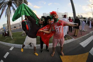 حضور هواداران ایران و عمان مقابل ورزشگاه محمد بن زاید