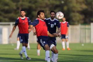 اهدا گل به خبرنگاران