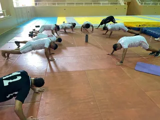 ۶