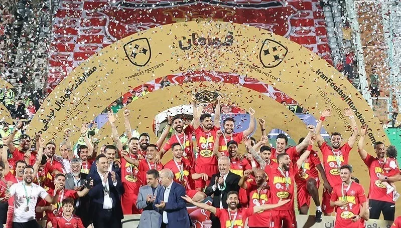 پس از برتری مقابل استقلال؛جام قهرمانی توسط رئیس فدراسیون به سرخپوشان اهدا شد