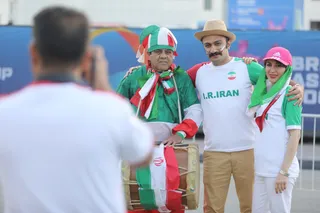 حضور هواداران ایران و عمان مقابل ورزشگاه محمد بن زاید