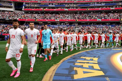 خود پیداست از زانوی تو!