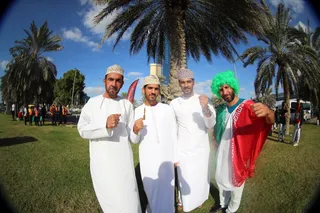 حضور هواداران ایران و عمان مقابل ورزشگاه محمد بن زاید