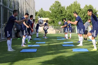 اهدا گل به خبرنگاران