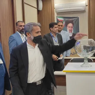 ۷