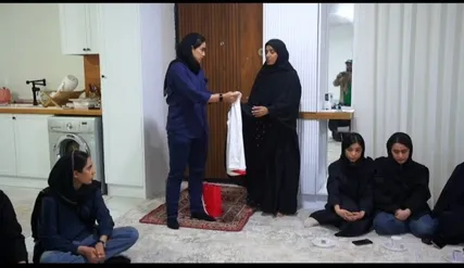 ویدئو/  اهدا پیراهن تیم ملی فوتسال بانوان توسط فرشته کریمی به خانواده ۲ شهید دانش آموز مینابی