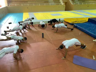 ۶