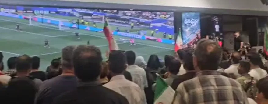 زنده از فرودگاه مهرآباد / حضور پر شور مردم ایران برای استقبال از ملی پوشان