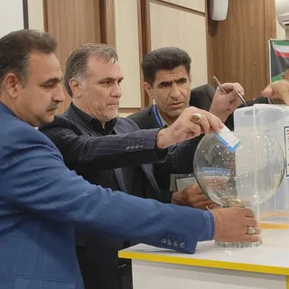 ۷