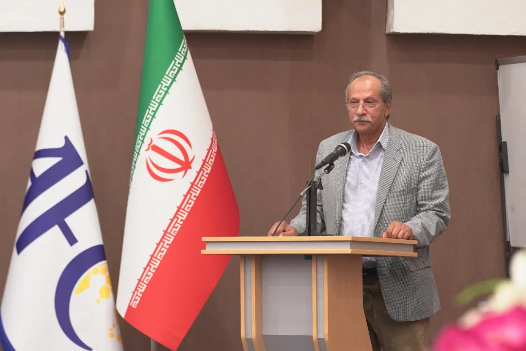 پزشکان و فيزيوتراپيست ها با علاقه به بازیکنان تیم ملی خدمت می کنند