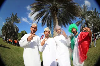 حضور هواداران ایران و عمان مقابل ورزشگاه محمد بن زاید