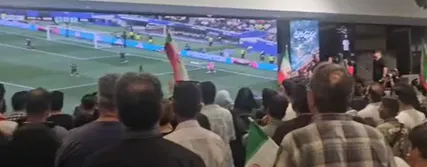 زنده از فرودگاه مهرآباد / حضور پر شور مردم ایران برای استقبال از ملی پوشان