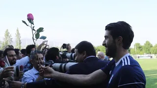 اهدا گل به خبرنگاران