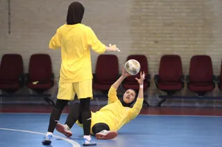 ف2