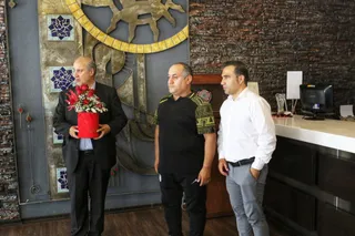 یک