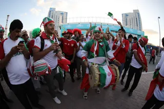 حضور هواداران ایران و عمان مقابل ورزشگاه محمد بن زاید