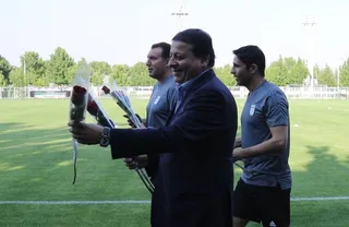اهدا گل به خبرنگاران