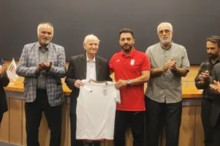 تقدیر از حسین لطفی مربی سازنده فوتبال ایران در اردوی تیم ملی نوجوانان با حضور حسین فرکی