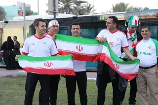 حضور هواداران ایران و عمان مقابل ورزشگاه محمد بن زاید