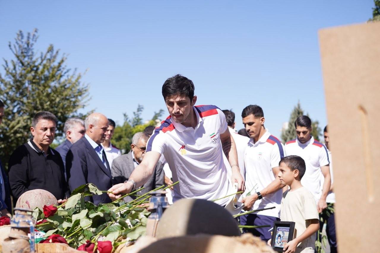 تجدید میثاق رییس، نایب رییس و ملیپوشان با شهدای جنگ تحمیلی در آغاز هفته دفاع مقدس تجدید میثاق رییس، نایب رییس و ملیپوشان با شهدای جنگ تحمیلی در آغاز هفته دفاع مقدس