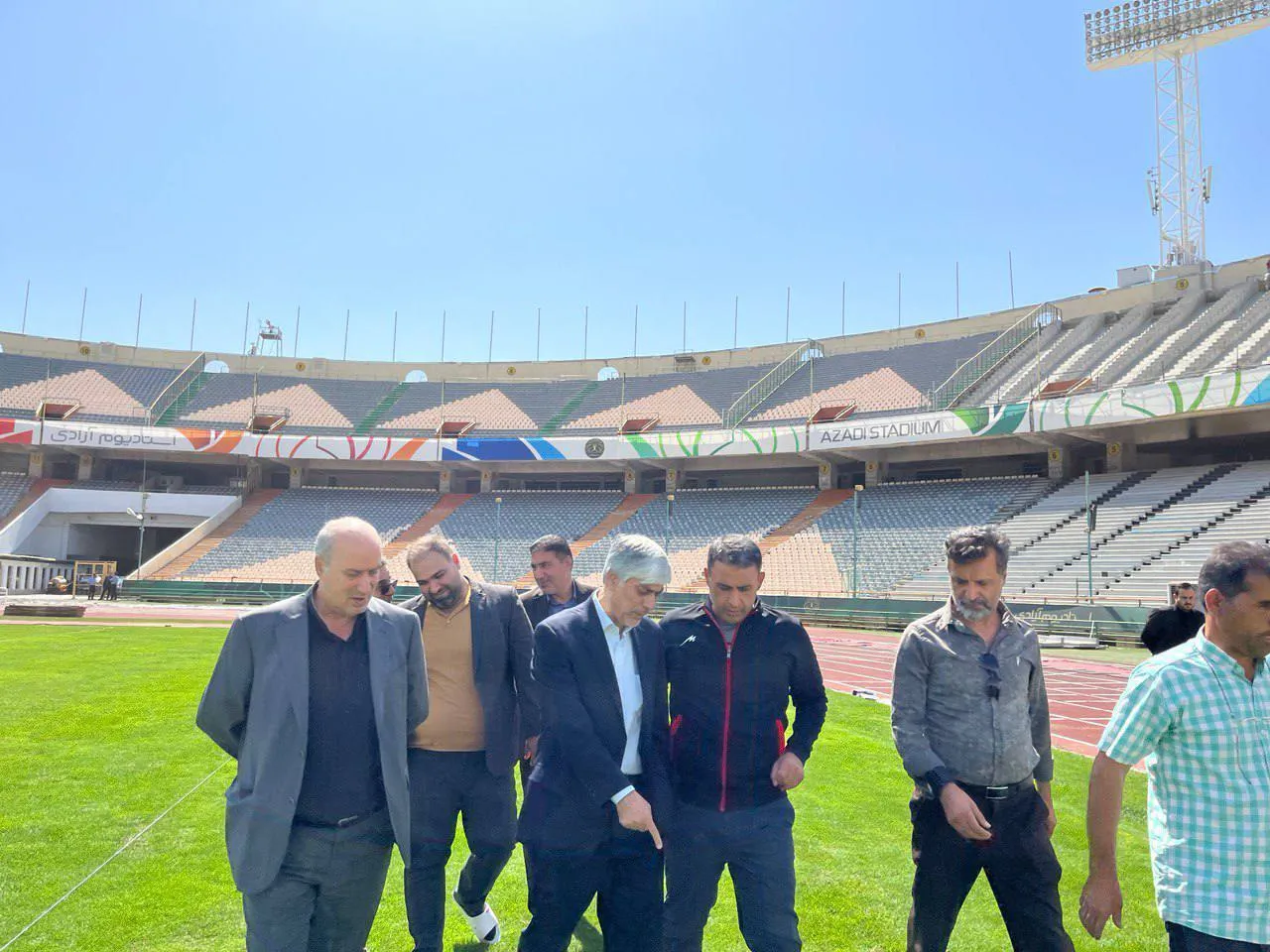 بررسی میدانی وزیر ورزش و جوانان و رئیس فدراسیون از وضعیت ترمیم چمن آزادی