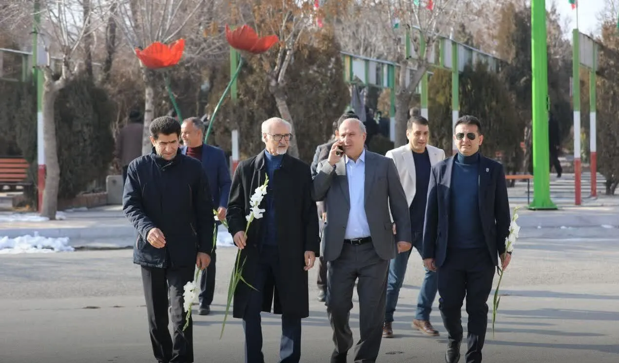 ادای احترام رییس فدراسیون فوتبال به شهدای شهر اراک