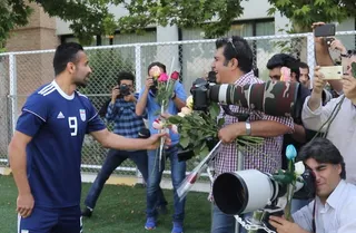 اهدا گل به خبرنگاران